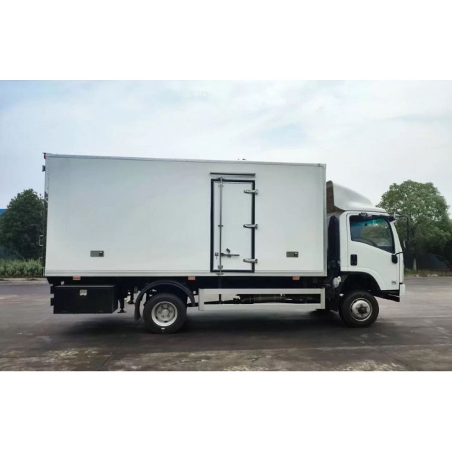 Изотермический фургон Isuzu Elf (N-series) с КМУ XCMG, 190 л.с.